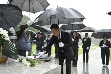 제10대 거제시의회 의원 충혼탑 참배